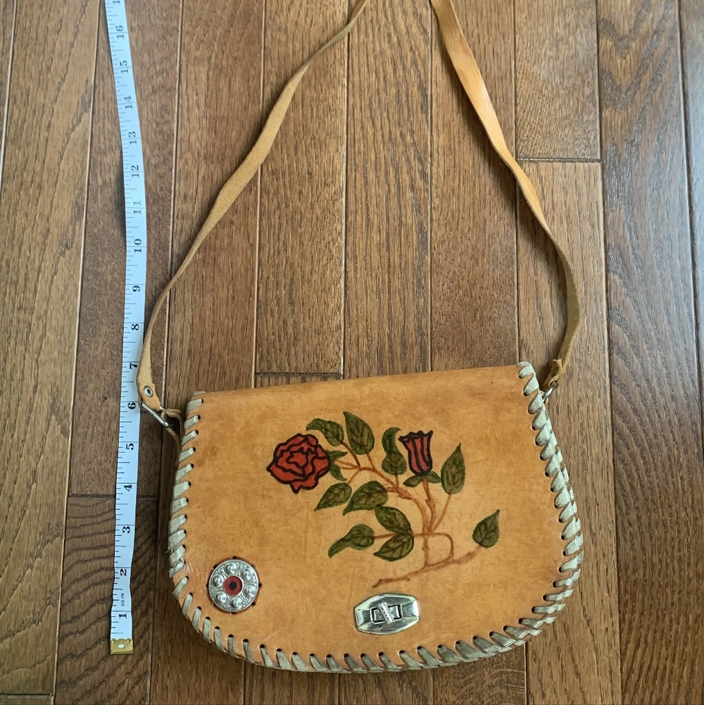 Vintage Boho Hippie Tan Real Leather Shoulder Bag with Floral Design Metal Clasp - Picture 6 of 7